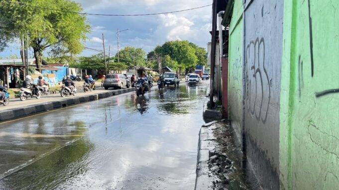 Langganan Banjir, Jalan Raya Kemang Ancam Nyawa Pengguna Jalan, Pemerintah Cuek Aja