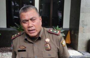 Kebangetan, Satpol PP Kabupaten Bogor Copot Baliho dan Spanduk Ilegal Nunggu Instruksi Prabowo