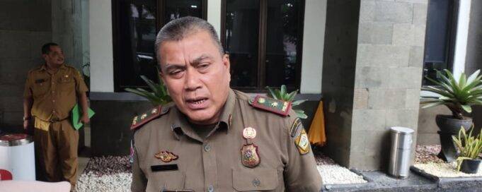Kebangetan, Satpol PP Kabupaten Bogor Copot Baliho dan Spanduk Ilegal Nunggu Instruksi Prabowo