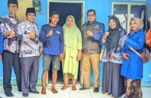 Berikan Bantuan Kepada Korban Kebakaran di Cianaga, PC PGRI Kebandungan Hadir Mengurangi Beban Warga