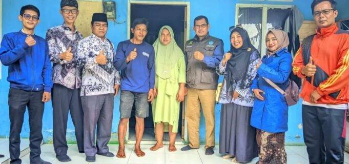 Berikan Bantuan Kepada Korban Kebakaran di Cianaga, PC PGRI Kebandungan Hadir Mengurangi Beban Warga