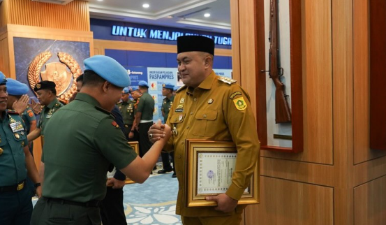 Bupati Bogor Rudy Susmanto Terima Brevet Kehormatan “Setia Waspada” dari Paspampres