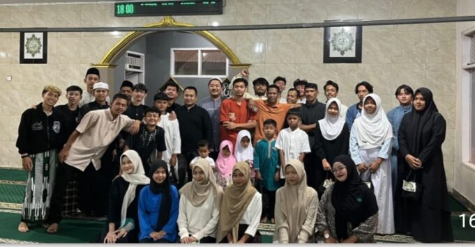 Dengan Tema Berbagi, Pemuda RW 02 Kampung Bojongduren, Desa Parungseah Kabupaten Sukabumi, Gelar Acara Santunan dan Buka Puasa Bersama Puluhan Anak Yatim