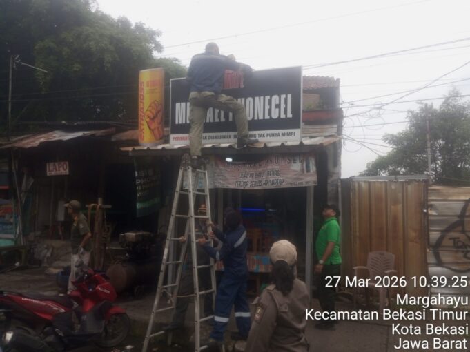 Operasi Gabungan Tertibkan Sejumlah Reklame Ilegal di Margahayu Bekasi Timur