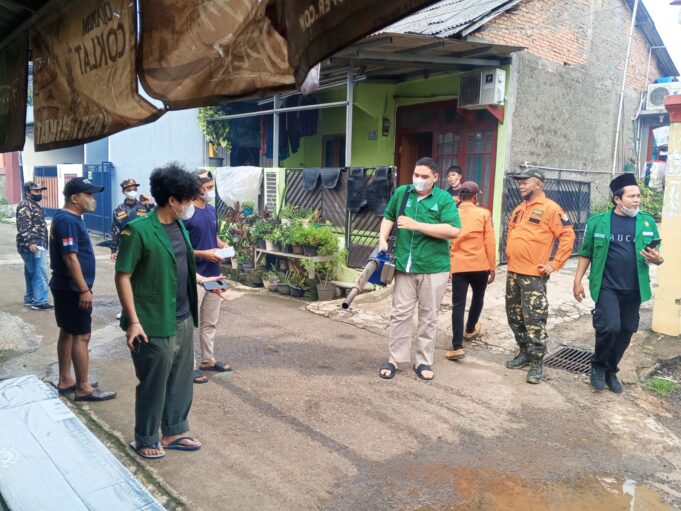 Ansor, Banser, dan Karang Taruna Jatimekar Kompak Gelar Fogging Cegah DBD