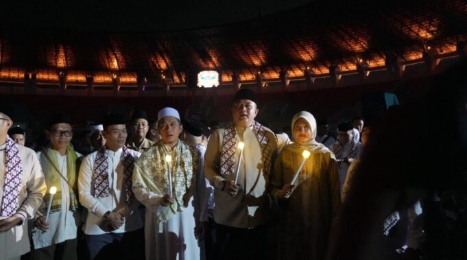 Bagian dari Tradisi Menyambut Hari Raya Idul Fitri, Bupati Bogor Pimpin Pawai Obor yang Diikuti Ribuan Warga di Stadion Pakansari