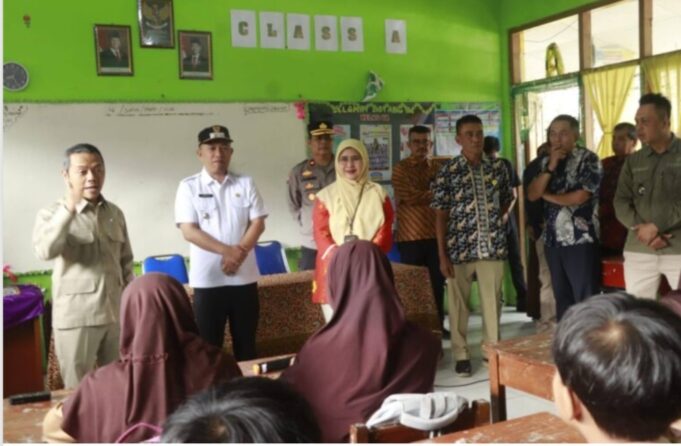 Wamendikdasmen Tinjau Program Pendidikan di Cibadak, Wabup dan Kadisdik Dampingi Kedatangannya