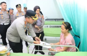 Kapolres Metro Bekasi Kota Jenguk 17 Korban Kebakaran SPBE Cimuning, Salurkan Tali Asih dan Dukungan Moril