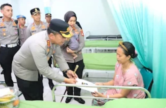 Kapolres Metro Bekasi Kota Jenguk 17 Korban Kebakaran SPBE Cimuning, Salurkan Tali Asih dan Dukungan Moril