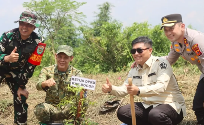 Beri Apresiasi Program TMMD, Ketua DPRD Kabupaten Bogor Sastra Winara Menilai Program Ini Bentuk Sinergi Pemkab dan TNI Guna Percepat Pembangunan di Pedesaan