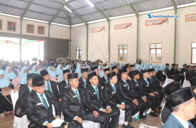 Wakil Bupati dan Kepala Dinas Pendidikan Kabupaten Sukabumi Hadiri Wisuda Santri Kelas Akhir TMI Ponpes Assalamualaikum Putra