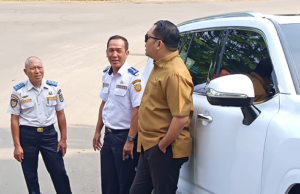 Ketua Komisi I DPRD Kabupaten Bogor Irvan Maulana Tinjau Pemasangan Lampu PJU di Jalan Penghubung Antar Desa
