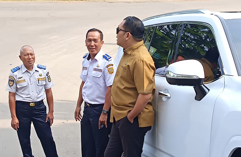 Ketua Komisi I DPRD Kabupaten Bogor Irvan Maulana Tinjau Pemasangan Lampu PJU di Jalan Penghubung Antar Desa
