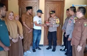 Menggunakan Sepeda Camat Dading Datangi Mapolsek Jampangkulon Berikan Kejutan Dalam Rangka Hari Bhayangkara ke-80