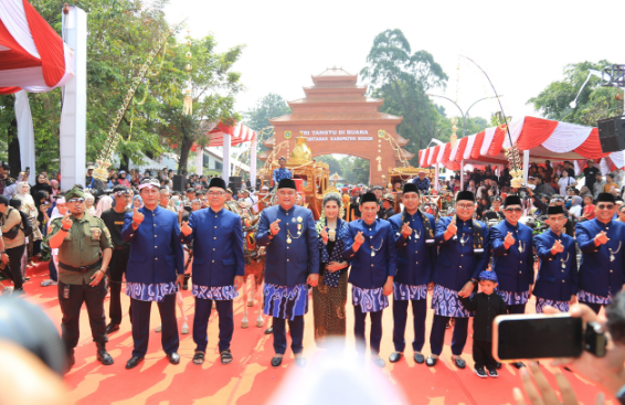 Bupati Bogor Rudy Susmanto Bersama Forkopimda Hadiri Helaran Budaya Mapag Pejajaran Anyar di Alun-alun Kabupaten Bogor