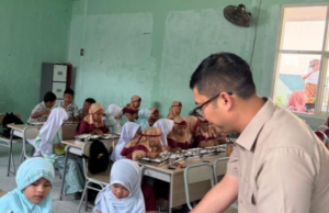 Pantau Pelaksanaan Program MBG, Ketua DPRD Kabupaten Bogor Sastra Winara Kunjungi SDN Babakan Madang 03
