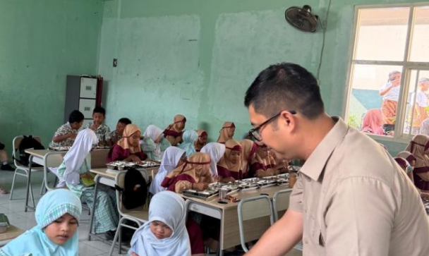 Pantau Pelaksanaan Program MBG, Ketua DPRD Kabupaten Bogor Sastra Winara Kunjungi SDN Babakan Madang 03
