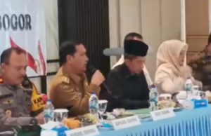 Tindaklanjuti Usulan saat Reses Terkait Persoalan Banjir, Ketua Komisi I DPRD Kabupaten Bogor Beri Bantuan Perahu Karet, Camat Cibinong Beri Apresiasi