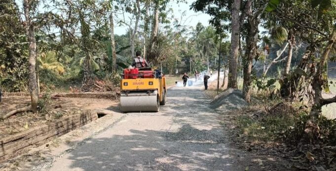 Pemdes Padajaya Kecamatan Jampangkulon Melaksanakan Pengaspalan Ruas Jalan Putwasedar I Sampai Mekarwangi