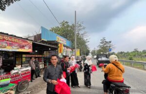 Semarak HUT RI Ke-81, Camat Tajurhalang Turun ke Jalan Bagikan 500 Bendera Merah Putih