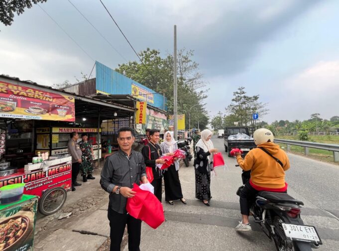 Semarak HUT RI Ke-81, Camat Tajurhalang Turun ke Jalan Bagikan 500 Bendera Merah Putih