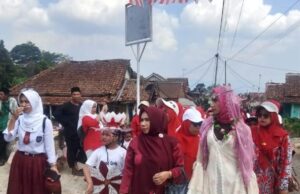 Ratusan Warga Padati Jalan Kampung Cibeureum Desa Margaluyu Kecamatan Sukaraja Dalam Menggelar Karnaval Budaya Unik Tanah Pasundan