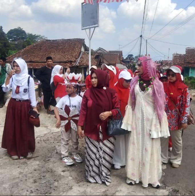 Ratusan Warga Padati Jalan Kampung Cibeureum Desa Margaluyu Kecamatan Sukaraja Dalam Menggelar Karnaval Budaya Unik Tanah Pasundan