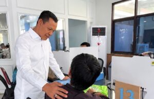 Kunjungi Disdukcapil, Wakil Bupati Bogor Jaro Ade Mempastikan Pelayanan Administrasi Kependudukan Tetap Berjalan Optimal, Baik dan Memberikan Kenyamanan Bagi Masyarakat