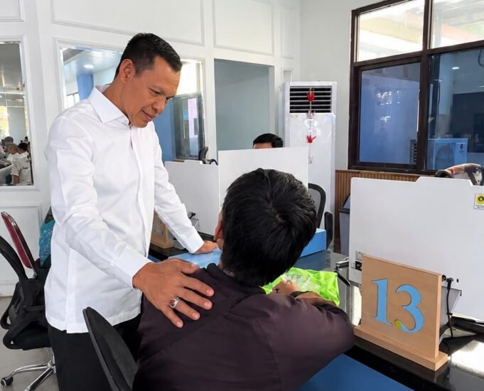 Kunjungi Disdukcapil, Wakil Bupati Bogor Jaro Ade Mempastikan Pelayanan Administrasi Kependudukan Tetap Berjalan Optimal, Baik dan Memberikan Kenyamanan Bagi Masyarakat
