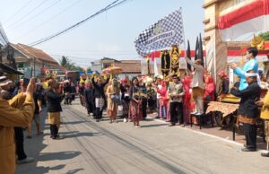 Rayakan Pesta Kemerdekaan, Ribuan Warga Desa Kemang Antuasis Ikuti Karnaval Ngebesan Jadul