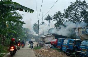 Kepulan Asap Sampah Cemari Lingkungan Karang Asem Barat