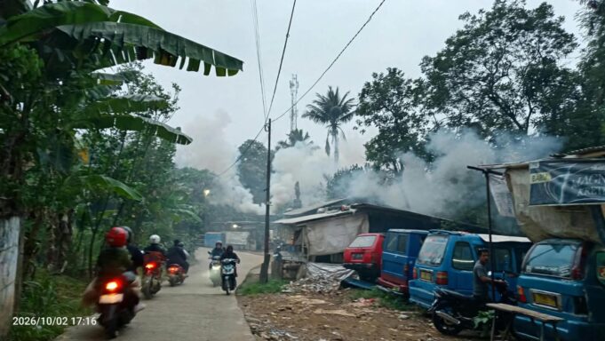 Kepulan Asap Sampah Cemari Lingkungan Karang Asem Barat