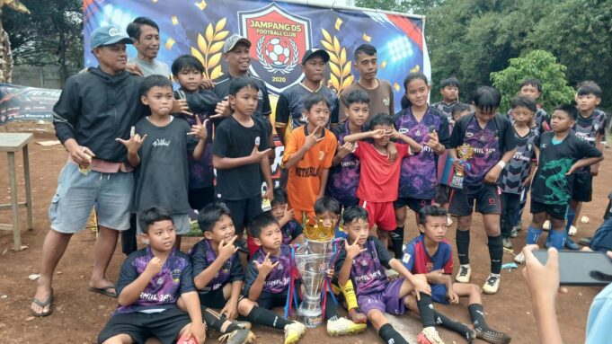 Tundukan RT 02 RW 10 di Final, Tim Sepakbola RT 01 RW 09 Raih Juara Pertama di Kompetisi U12 Jampang 05